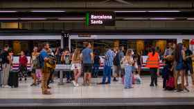 Imagen de archivo de viajeros esperando en un andén de la estación de Sants de Barcelona / LORENA SOPÊNA - EUROPA PRESS