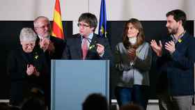 Los exmiembros del Govern Clara Ponsatí, Lluís Puig, Carles Puigdemont, Meritxell Serret y Toni Comín (de izquierda a derecha) en Bruselas, en una imagen de archivo/ EFE