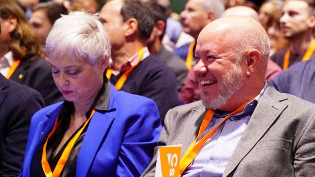 El diputado y secretario de acción institucional de Ciudadanos en Cataluña, Joan García (d) junto a la diputada Anna Grau