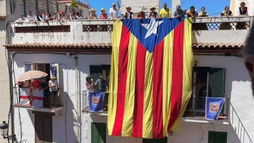 Estelada frente al Ayuntamiento de Sitges durante la Fiesta Mayor / @PareraEva