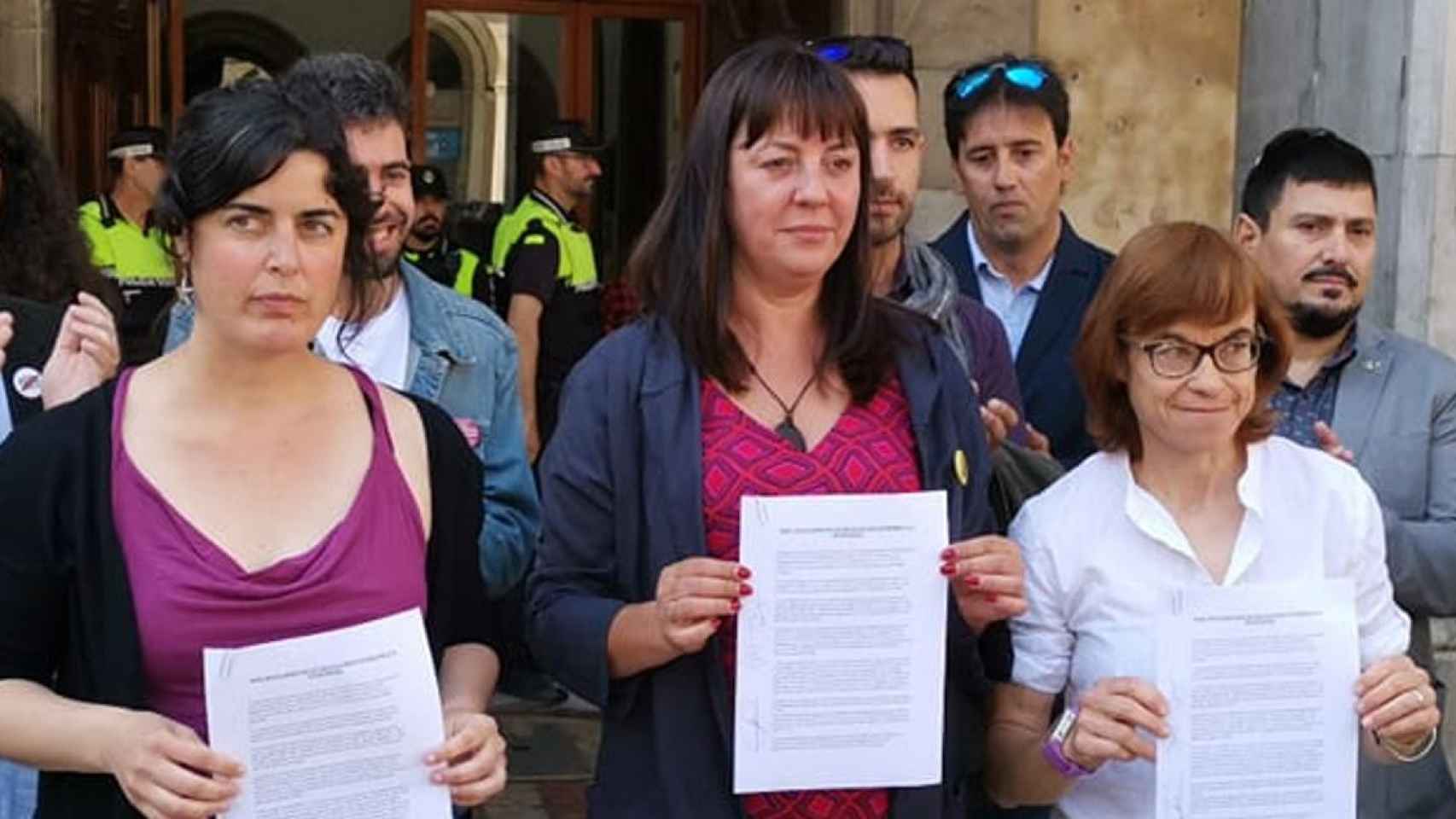 Marta Jofra (CUP), Olga Arnau (ERC) --alcaldesa de Vilanova y la Geltrú-- y Blanca Albà (Junts) /CG