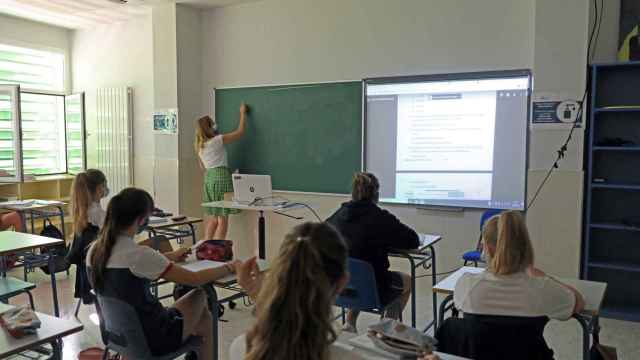 Una docente imparte clase, donde los partidos con presencia en el Parlament intentan llegar a un pacto sobre el catalán / EP