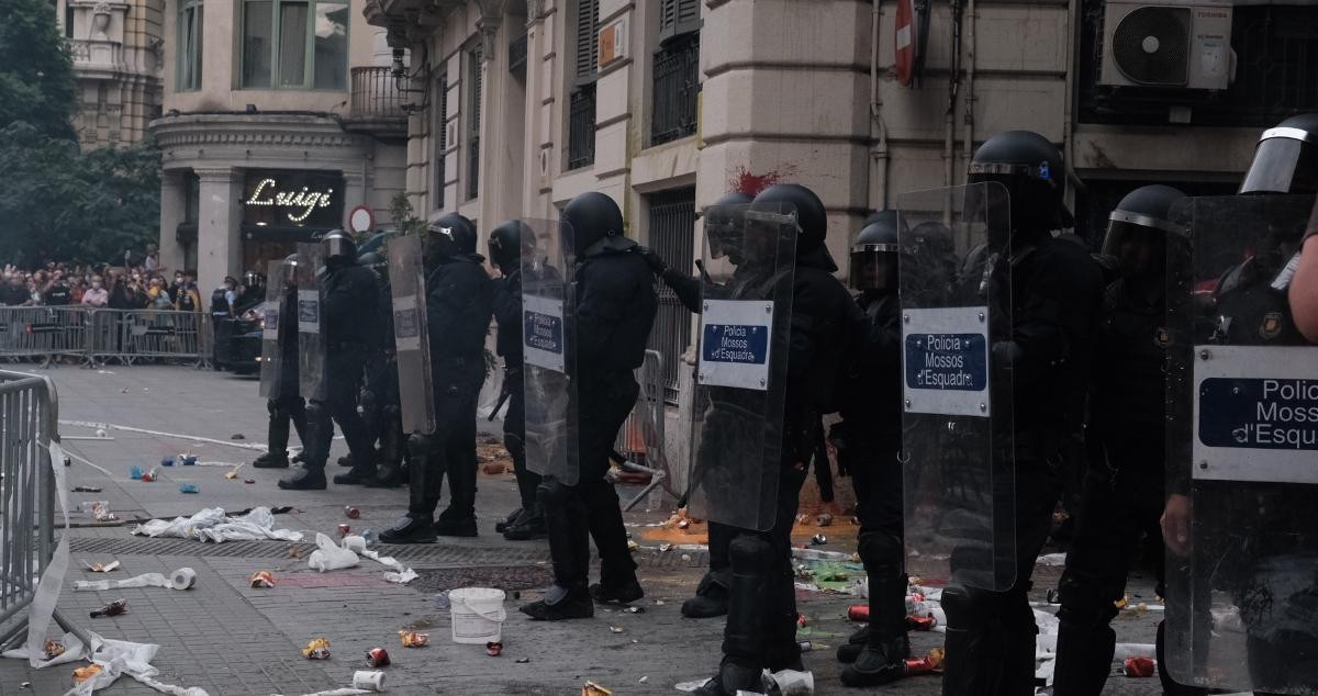 Mossos d'Esquadra, protegiendo la Jefatura de la Policía Nacional en la Vía Laietana de Barcelona / PABLO MIRANZO