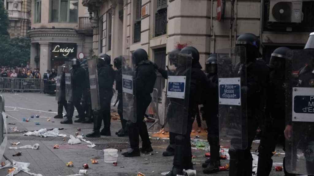 Mossos d'Esquadra, protegiendo la Jefatura de la Policía Nacional en la Vía Laietana de Barcelona / PABLO MIRANZO