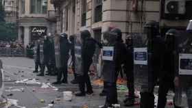 Mossos d'Esquadra, protegiendo la Jefatura de la Policía Nacional en la Vía Laietana de Barcelona / PABLO MIRANZO