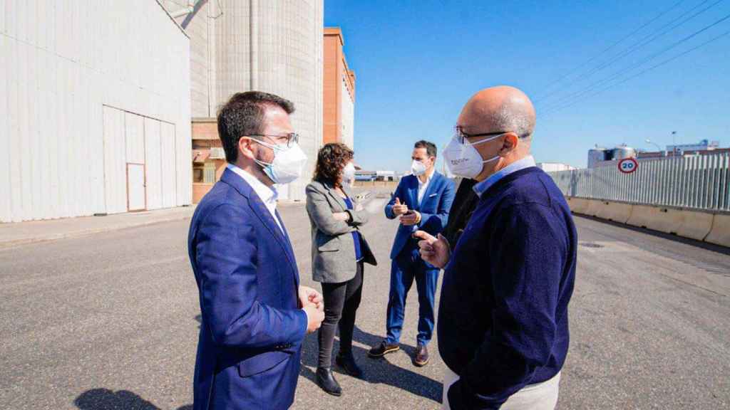 Pere Aragonès, la 'consellera' de Agricultura Teresa Jordà y Miquel Pueyo, visitando este sábado en Lleida la Farinera La Meta del grupo agroalimentario Vall Companys / VICEPRESIDENCIA DE LA GENERALITAT