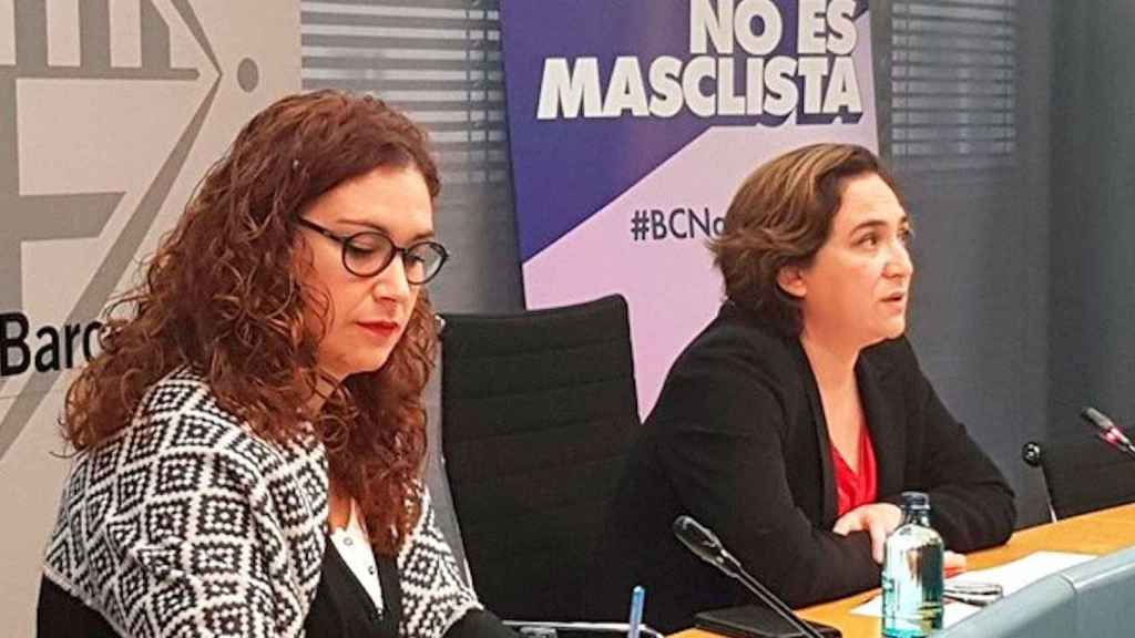 Laura Pérez (i), concejal de Feminismos y LGTBI de Barcelona, con Ada Colau, alcaldesa de la ciudad / EP