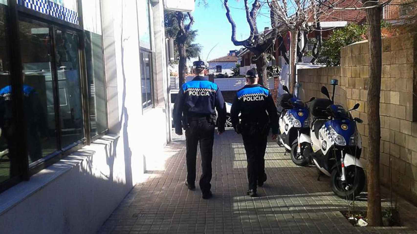 Dos agentes de la policía local de Premià de Mar (Barcelona) / AJUNTAMENT DE PREMIÀ