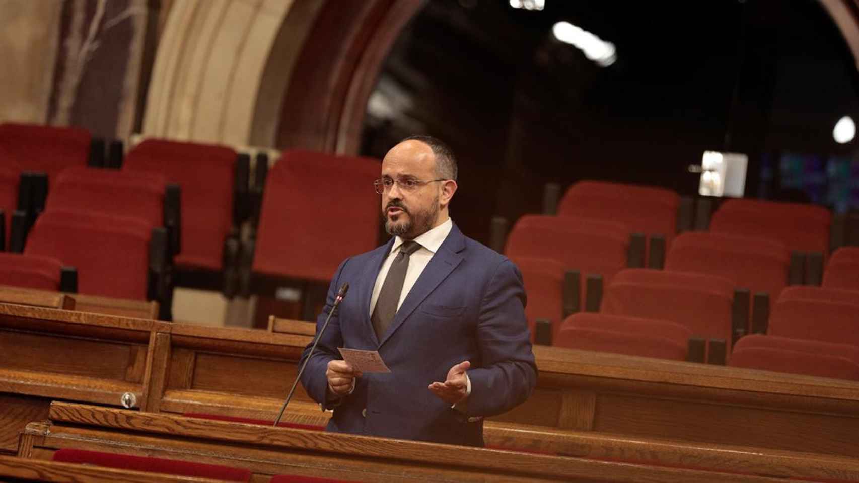 El presidente del PPC, Alejandro Fernández, en su escaño del Parlament / JOB VERMEULEN