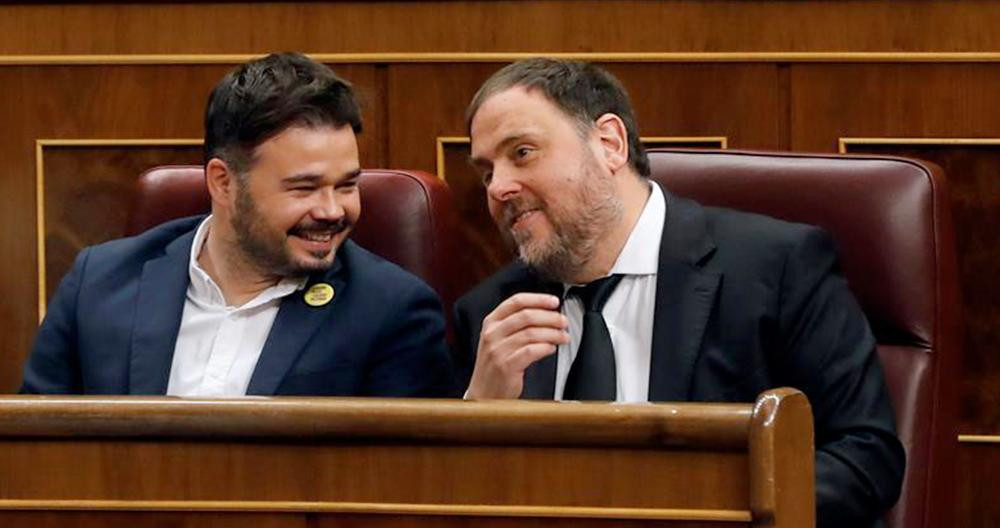 El líder de ERC, Oriol Junqueras (d) sentado en el Congreso junto a Gabriel Rufián / EFE