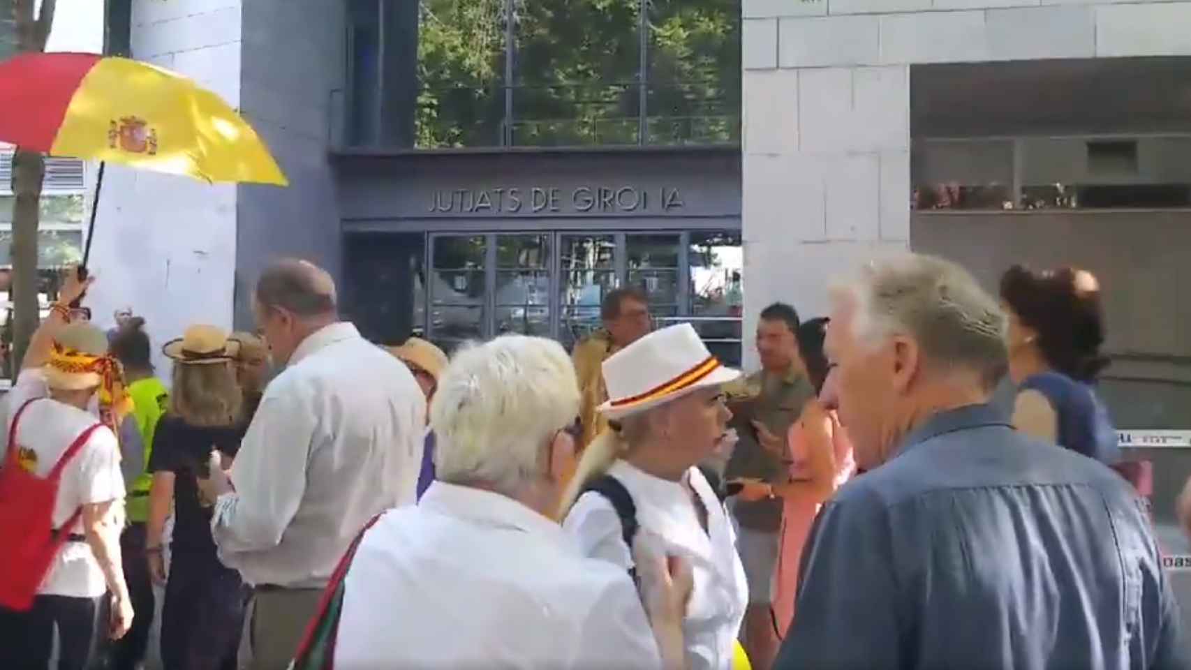 Liberan a los siete arrestados por quitar lazos amarillos en Girona