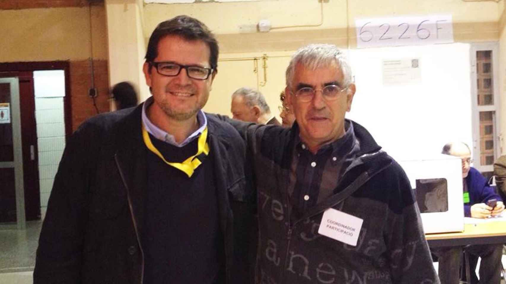 Jesús Viñas (d), el independentista y cargo de ERC que ha cerrado la investigación por la agresión a la menor que dibujó una bandera española / CG