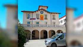 Fachada del Ayuntamiento de Cardedeu, en Barcelona, con banderas y símbolos independentistas / CG