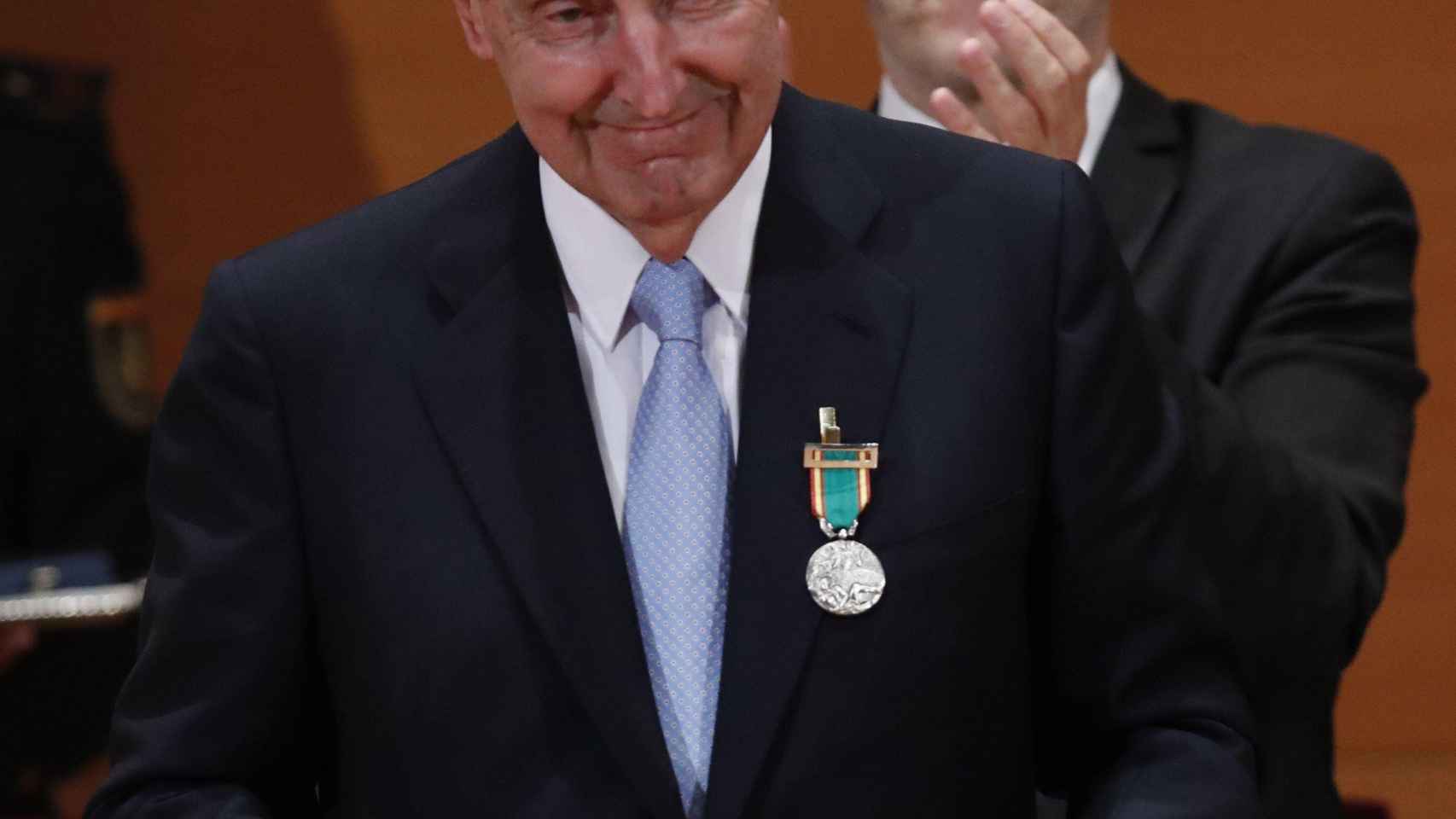 Miquel Roca, recibiendo la Medalla de Plata Honorífica de la Policía a los padres de la Constitución, en un acto presidido por el ministro Fernando Grande-Marlaska / EFE