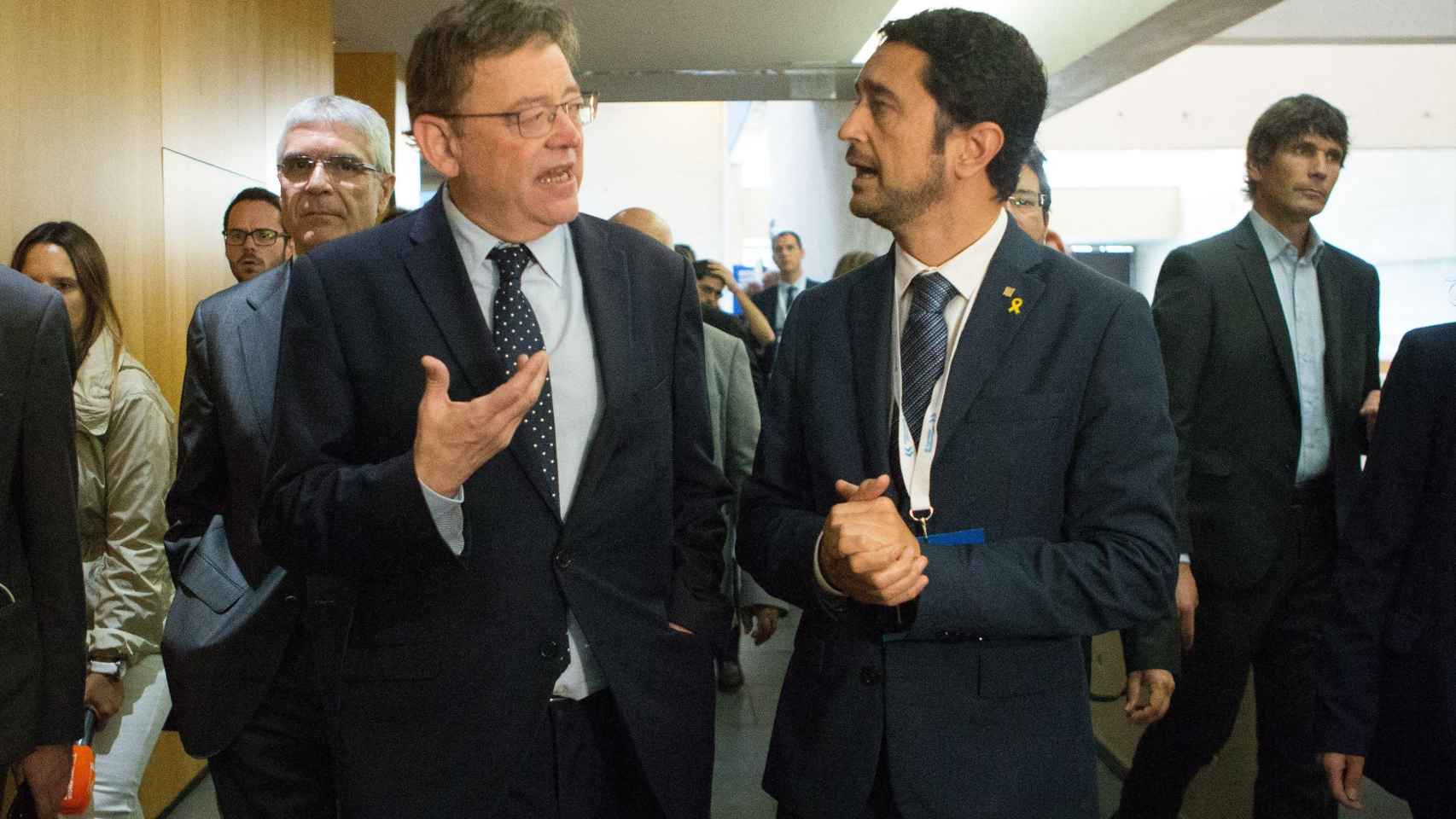 Ximo Puig, junto al conseller de Territorio de la Generalitat de Cataluña, Damià Calvet, durante el acto empresarial de impulso al Corredor del Mediterráneo / EFE