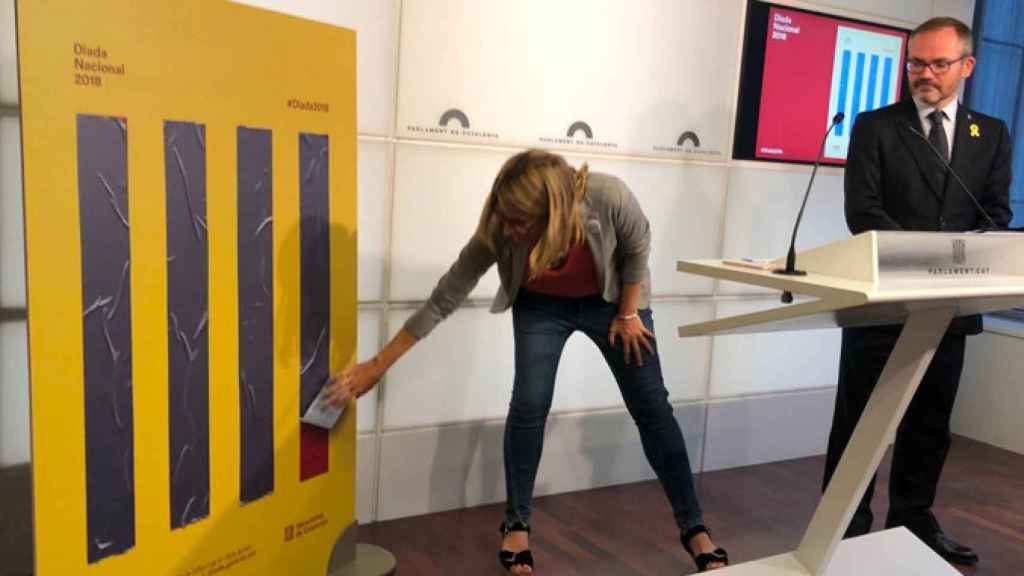 Elsa Artadi, consejera de Presidencia de la Generalitat, junto al cartel de la Diada 2018 y al vicepresidente primero del Parlament, Josep Costa / GENCAT