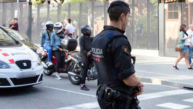 Efectivos del cuerpo de Mossos d'Esquadra patrullan los alrededores de la Sagrada Familia