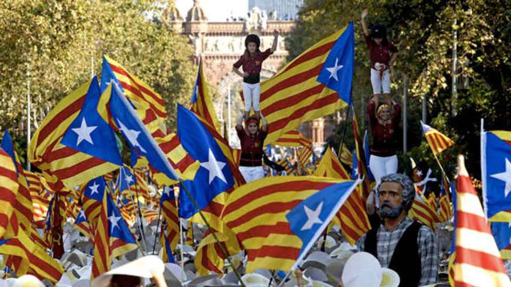 Actuación de unos 'castellers' en la manifestación independentista de la Diada de Cataluña de 2016 / EFE