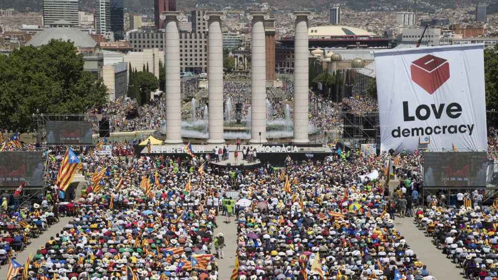 Parte de los asistentes al acto a favor del referéndum de este domingo en Barcelona / EFE