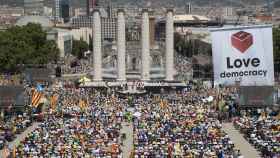 Parte de los asistentes al acto a favor del referéndum de este domingo en Barcelona / EFE