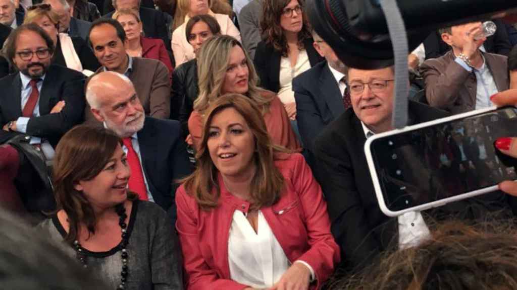 La presidenta de la Junta de Andalucía y candidata en las primarias del PSOE, Susana Díaz (c), y el presidente de la Generalitat valenciana, Ximo Puig, en el acto de homenaje a Carme Chacón / CG