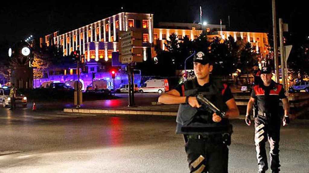 Soldado apostados ante una sede gubernamental de Turquía.