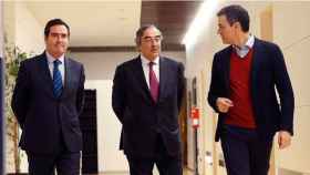 Pedro Sánchez (D) ha recibido hoy en el Congreso a Juan Rosell (CEOE) y a Antonio Garamendi (Cepyme).