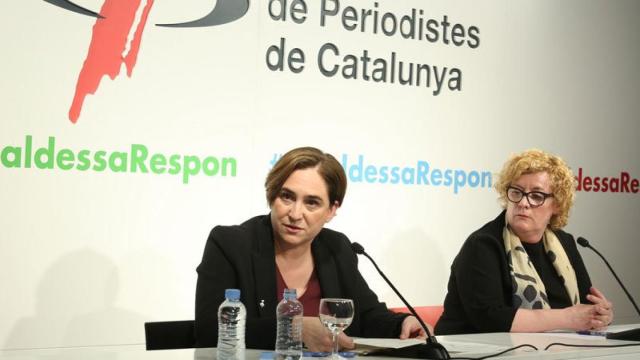 Ada Colau (izquierda), alcaldesa de Barcelona, en su conferencia de inicio de curso en el Colegio de Periodistas.
