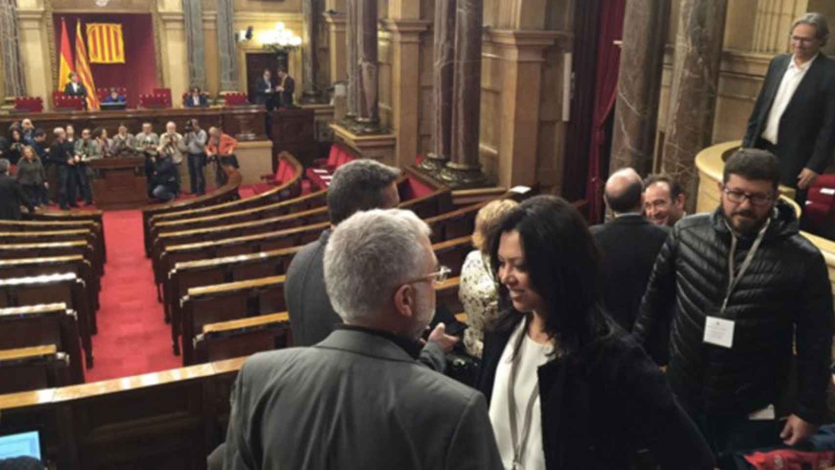 Marcela Topor, esposa de Puigdemont, entre los asistentes al pleno desde la tribuna, con Ernest Benach a la derecha.