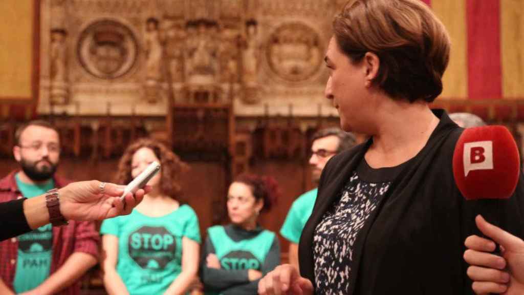 La alcaldesa de Barcelona, Ada Colau, recibe a miembros de la PAH en el ayuntamiento, el pasado 2 de octubre.