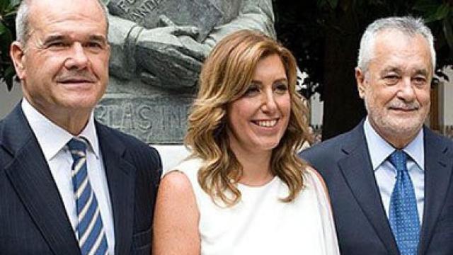 Los ex presidentes autonómicos de Andalucía Manuel Chaves (i)  y José Antonio Griñán, flanqueando a la actual presidenta, Susana Díaz, en un acto institucional / EFE