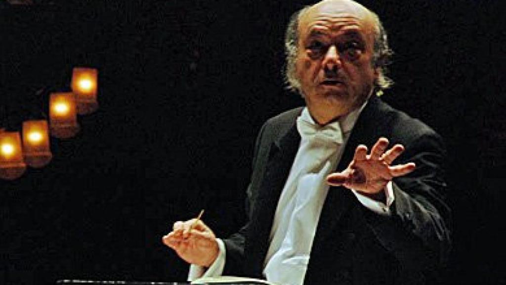 El fundador y director de la Orquestra de Cambra de l'Empordà, Carles Coll, durante un concierto