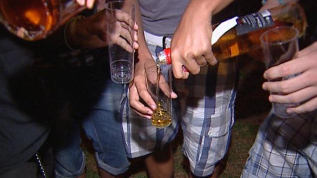 Jóvenes, durante un botellón, sancionado con una multa de 30 euros en Barcelona