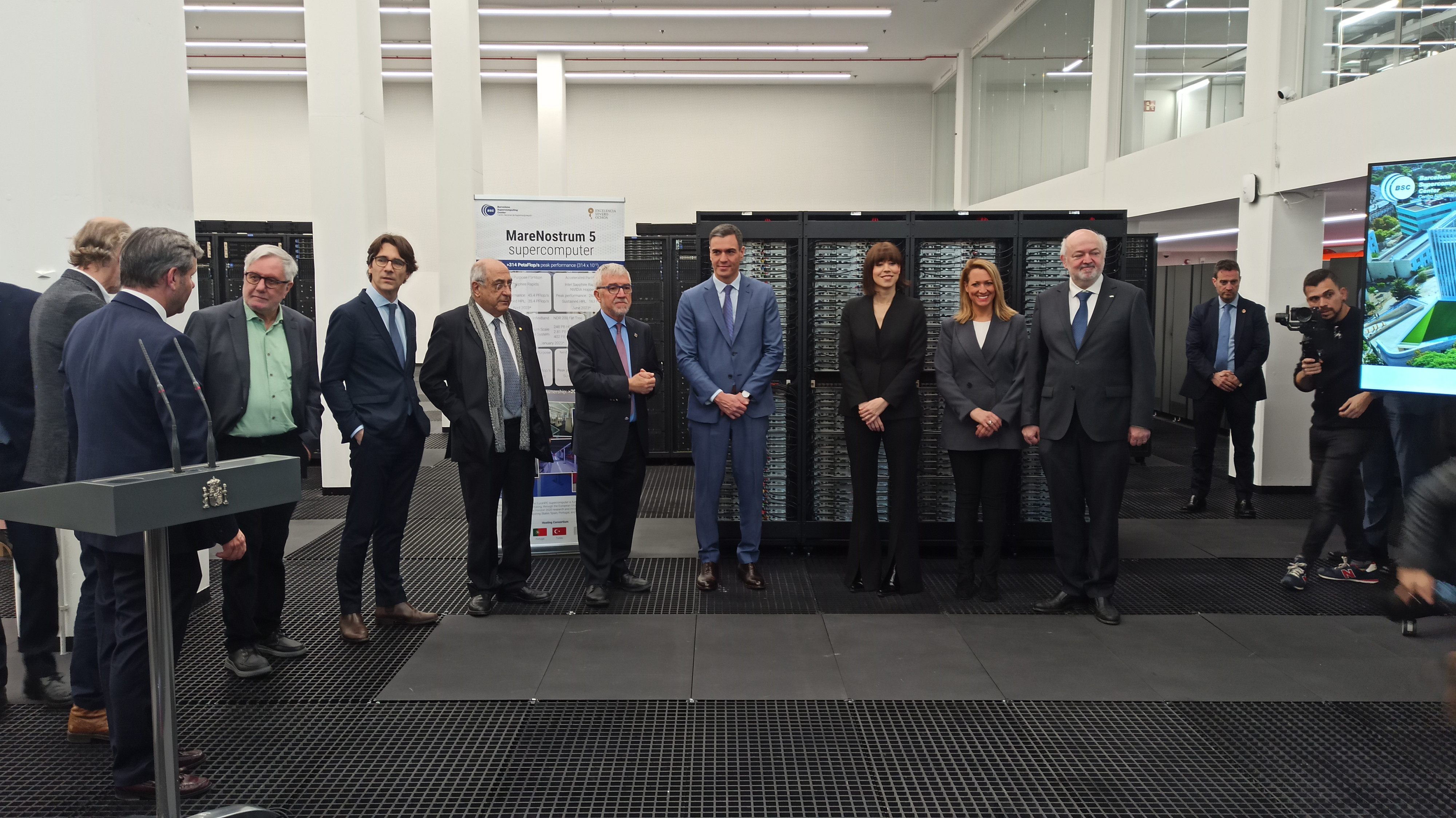 El presidente del Gobierno de España, Pedro Sánchez (centro) junto a los diferentes representantes públicos que han visitado este viernes el MareNostrum 5, el nuevo superordenador de Barcelona / HUGO SÁNCHEZ - CG