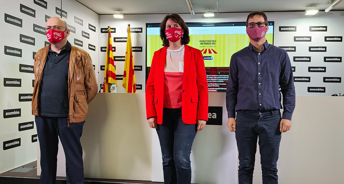 Presentación de la evaluación trimestral de la ANC sobre el Govern. De izquierda a derecha: secretario nacional de la ANC, Jordi Domingo; presidenta de la ANC, Elisenda Paluzie; y el encargado de estrategia y discurso de la ANC, Arnau Padrós / CARLOS MANZANO - CG