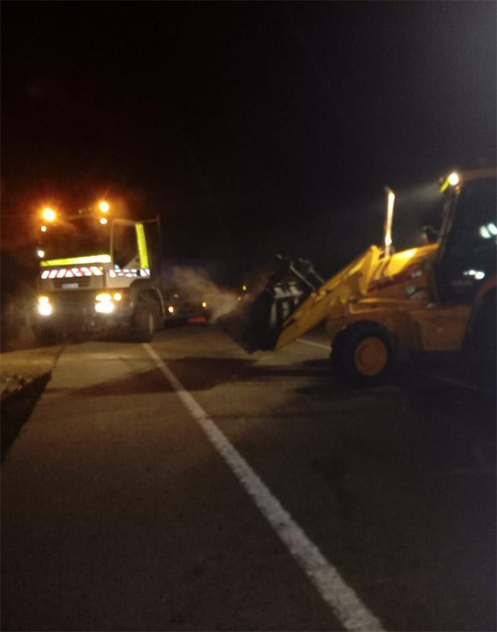 Reparación de la carretera N-II donde los radicales colocaron una barricada / CG