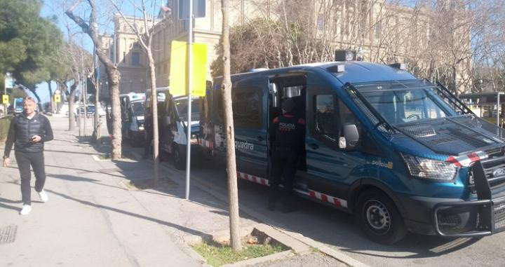 Efectivos de los Arro de los Mossos d'Esquadra, desplegados donde cenará el rey Felipe VI en Barcelona / CG