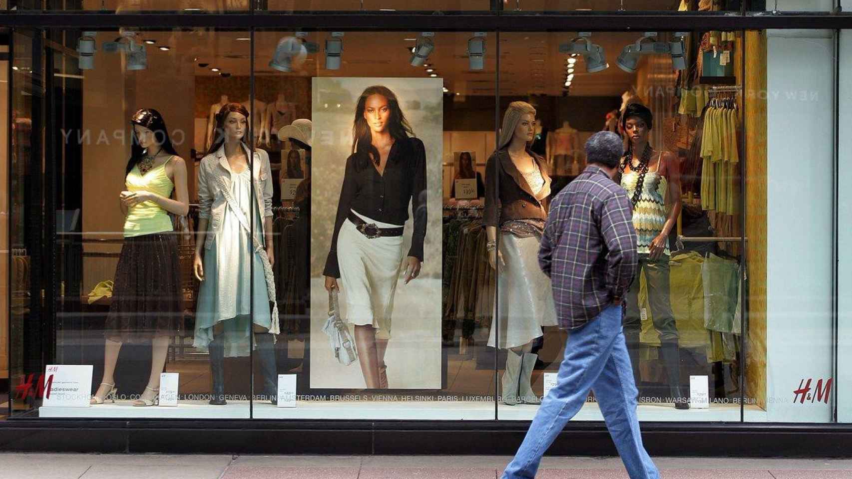 Un hombre pasea delante de un escaparate de una tienda de ropa /EP