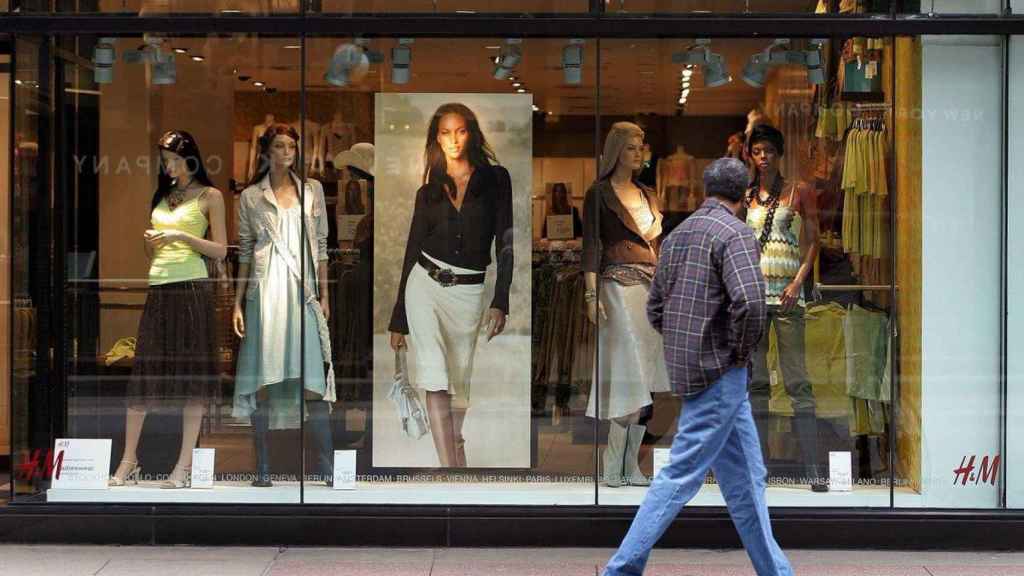 Un hombre pasea delante de un escaparate de una tienda de ropa /EP