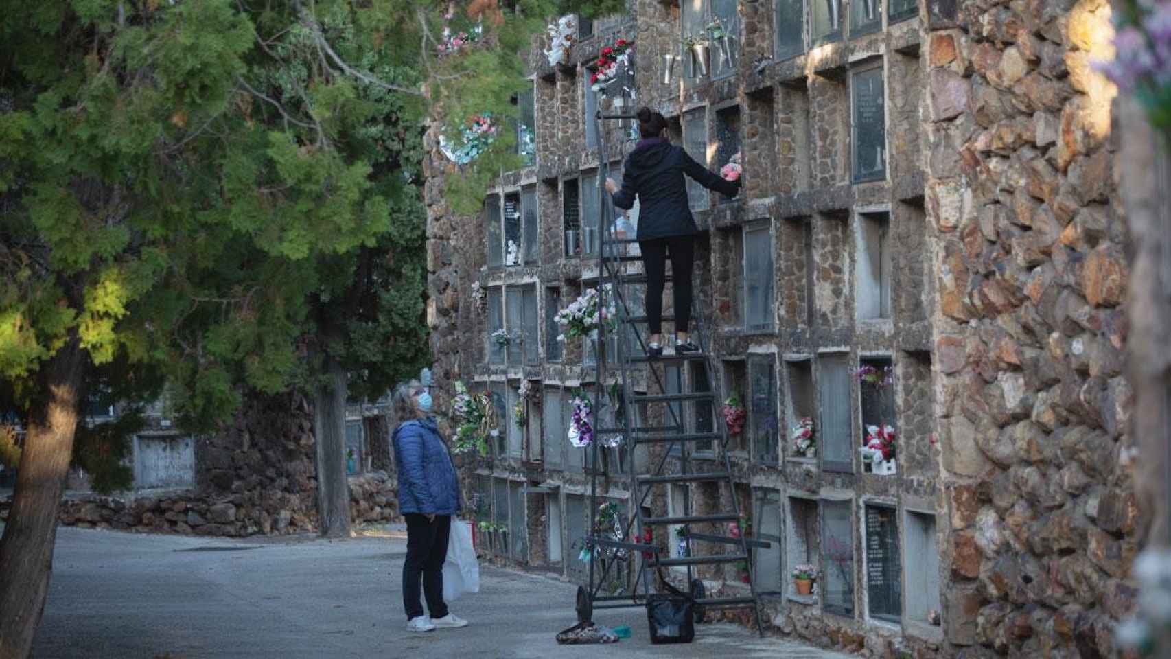 Imagen de dos familiares en el Cementerio de Montjuïc, Cementiris de Barcelona / EP