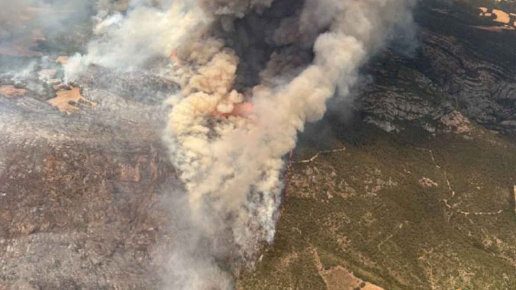 El incendio forestal de Lleida visto desde un helicóptero de los bomberos / BOMBERS GENERALITAT