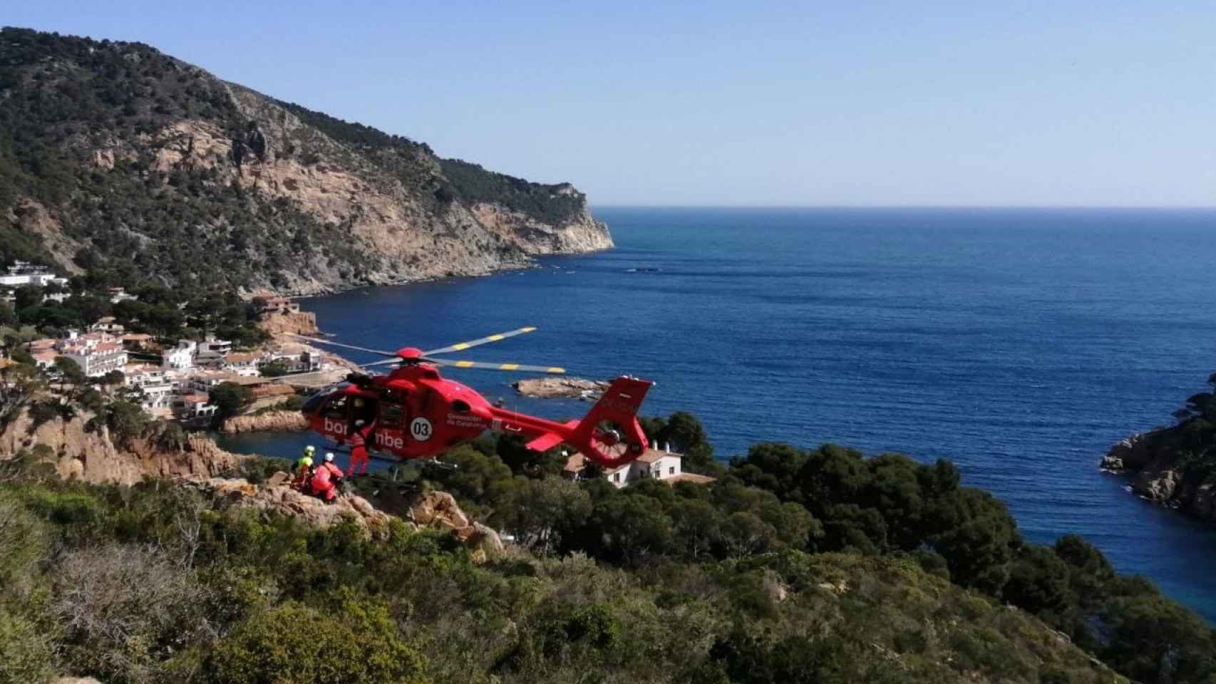 El helicóptero de los bomberos que ha rescatado a una mujer este sábado ante la costa de Girona / BOMBERS