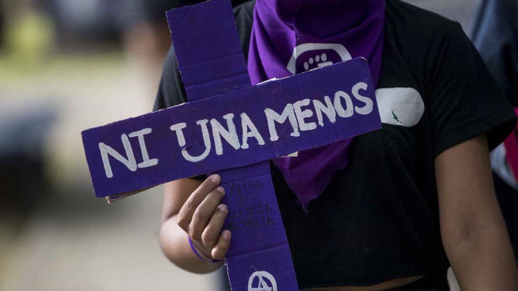 Una mujer se manifiesta contra la violencia machista EFE