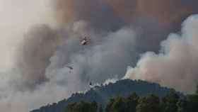 Un hidroavión sofoca parte del terreno quemado en  Santa Coloma de Queralt / LORENA SOPÊNA (EUROPAPRESS)