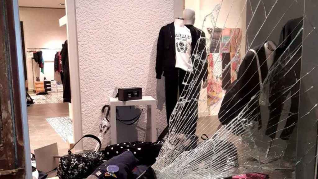 Así quedó el escaparate de la tienda asaltada en Sitges / AYUNTAMIENTO DE SITGES