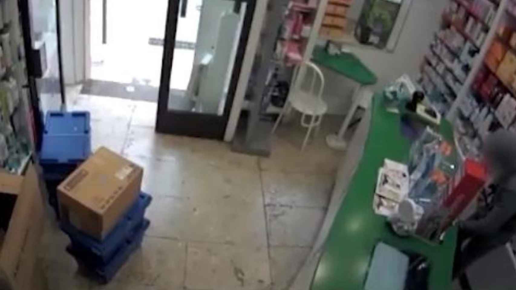 Imágenes de un robot en una farmacia de l'Hospitalet de Llobregat  / EP