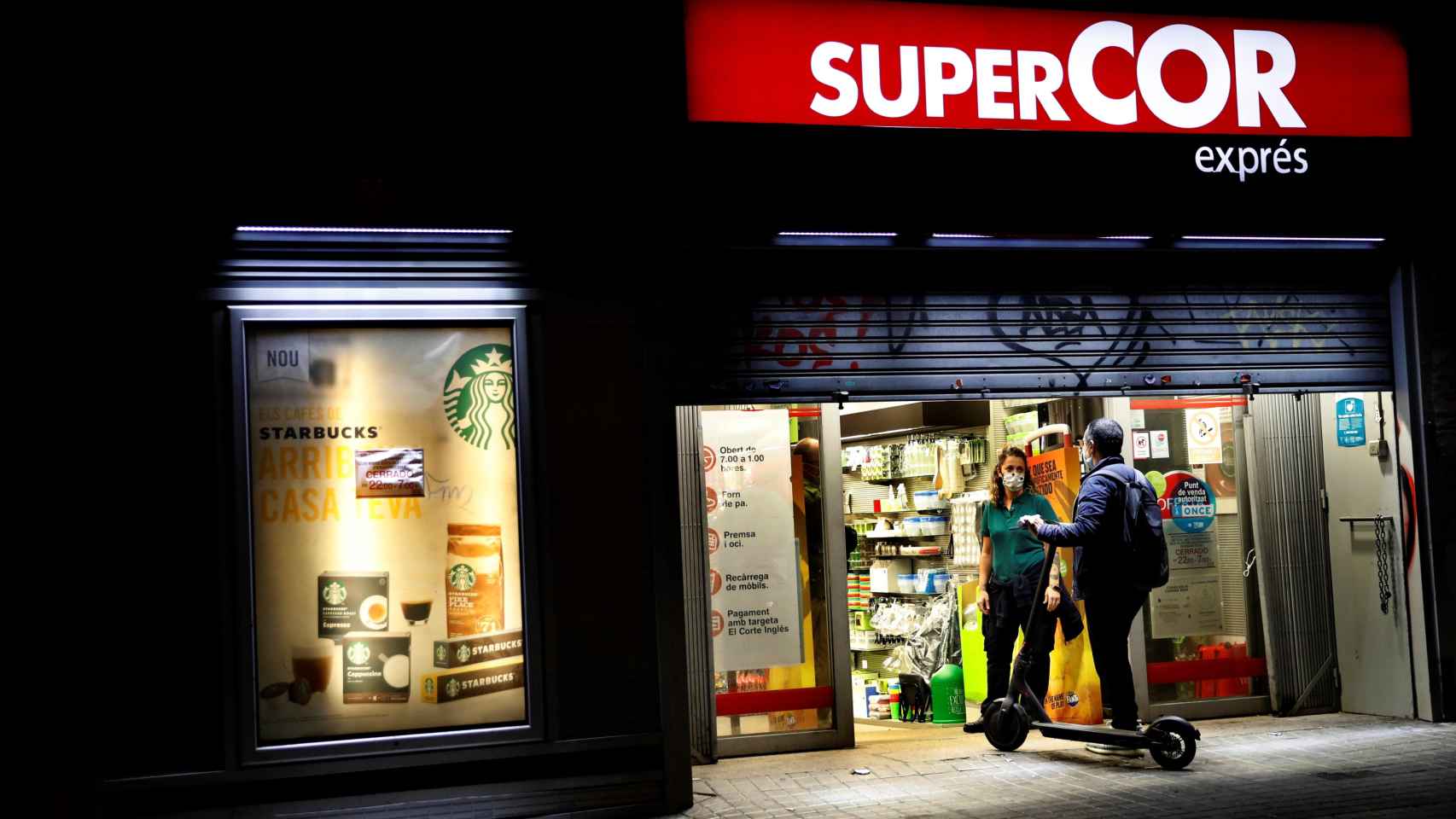 Un comercio cierra con la entrada del toque de queda / EFE