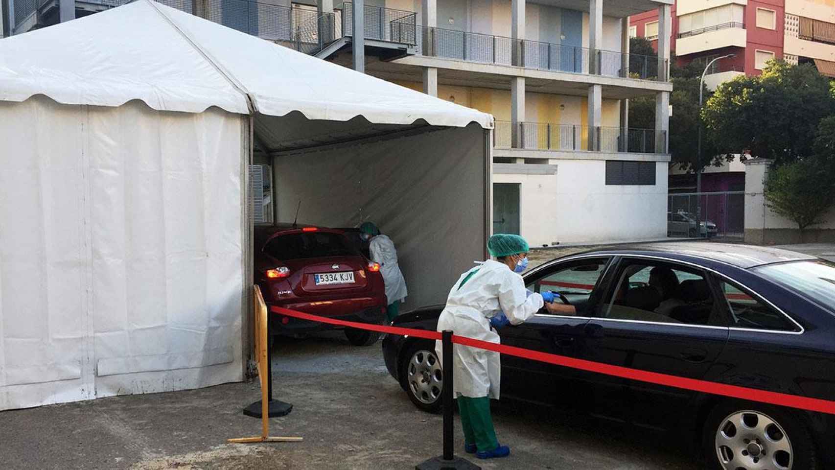 Sanitaria realizando una prueba PCR en Cataluña / EP