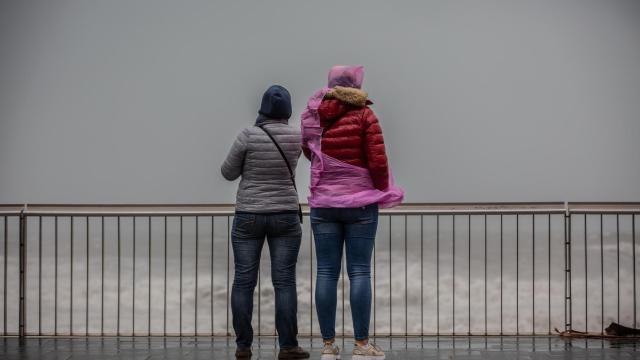Viento y lluvias en el paseo marítimo de Barcelona / EUROPA PRESS