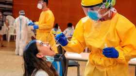 Imagen de un sanitario realizando un test PCR a una ciudadana de Badalona (Barcelona) / EFE